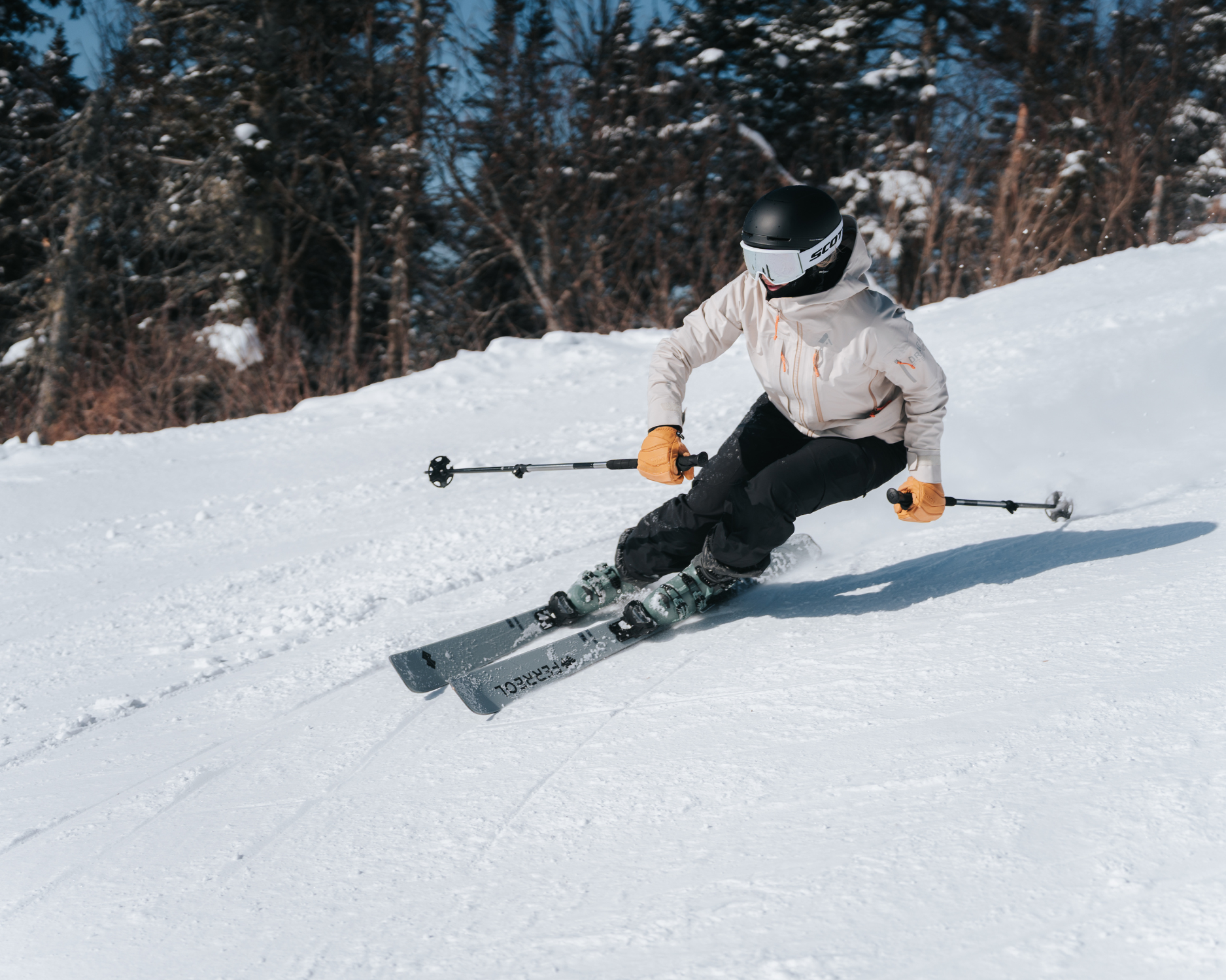 Skis de station : Idéals pour les conditions de neige compactée